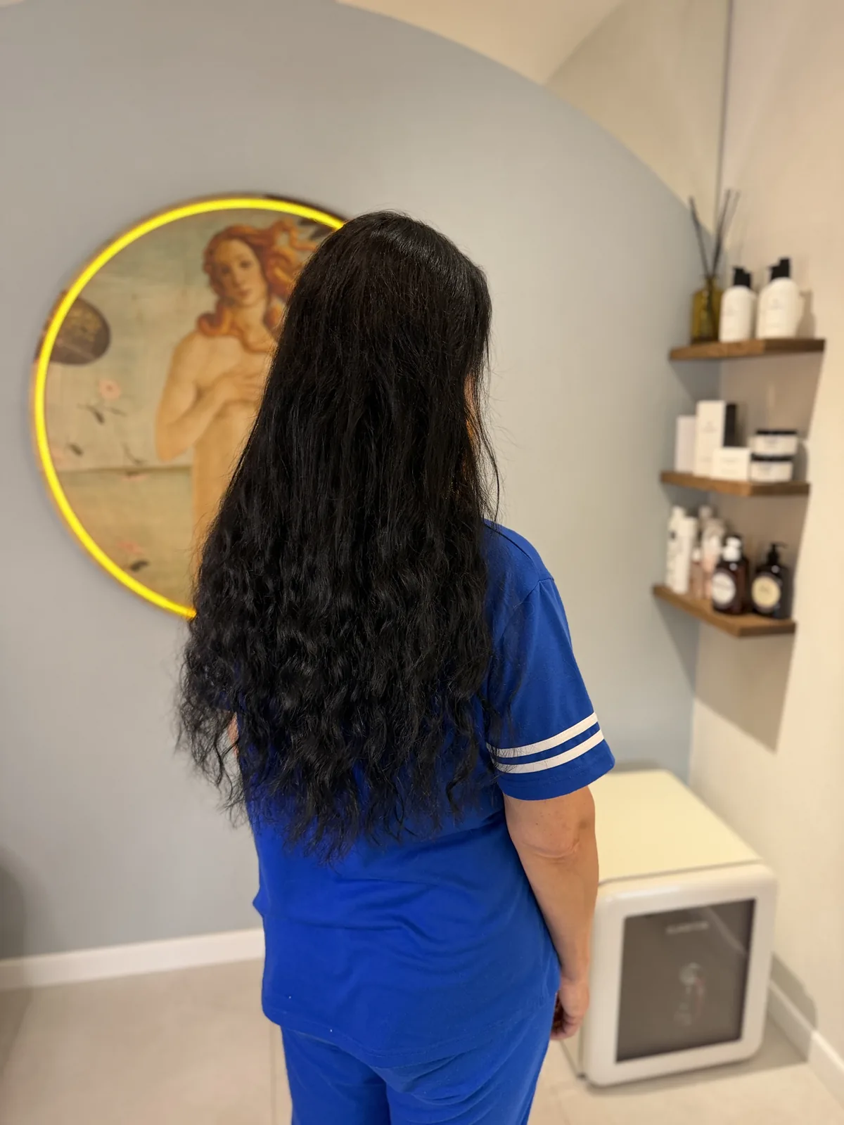 Hollywood Sew-In — ciemne loki — После
